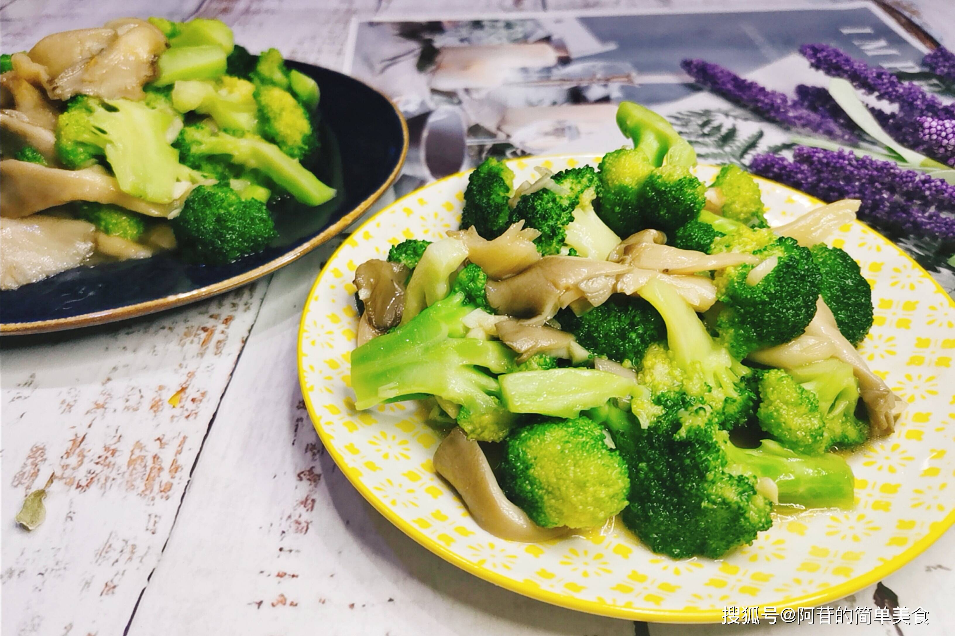 原创素食好搭配,西兰花炒蘑菇,富含纤维素,清香又鲜美