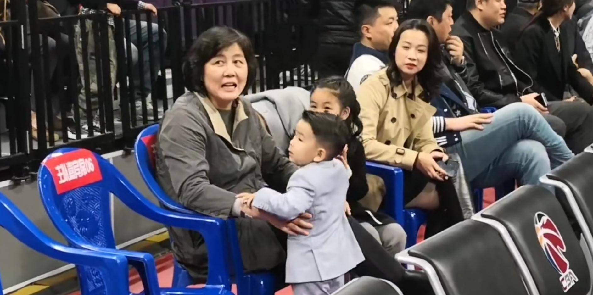 杨鸣爆粗口网友评价很一致!首度执教受关注,妻子气质出众现身少