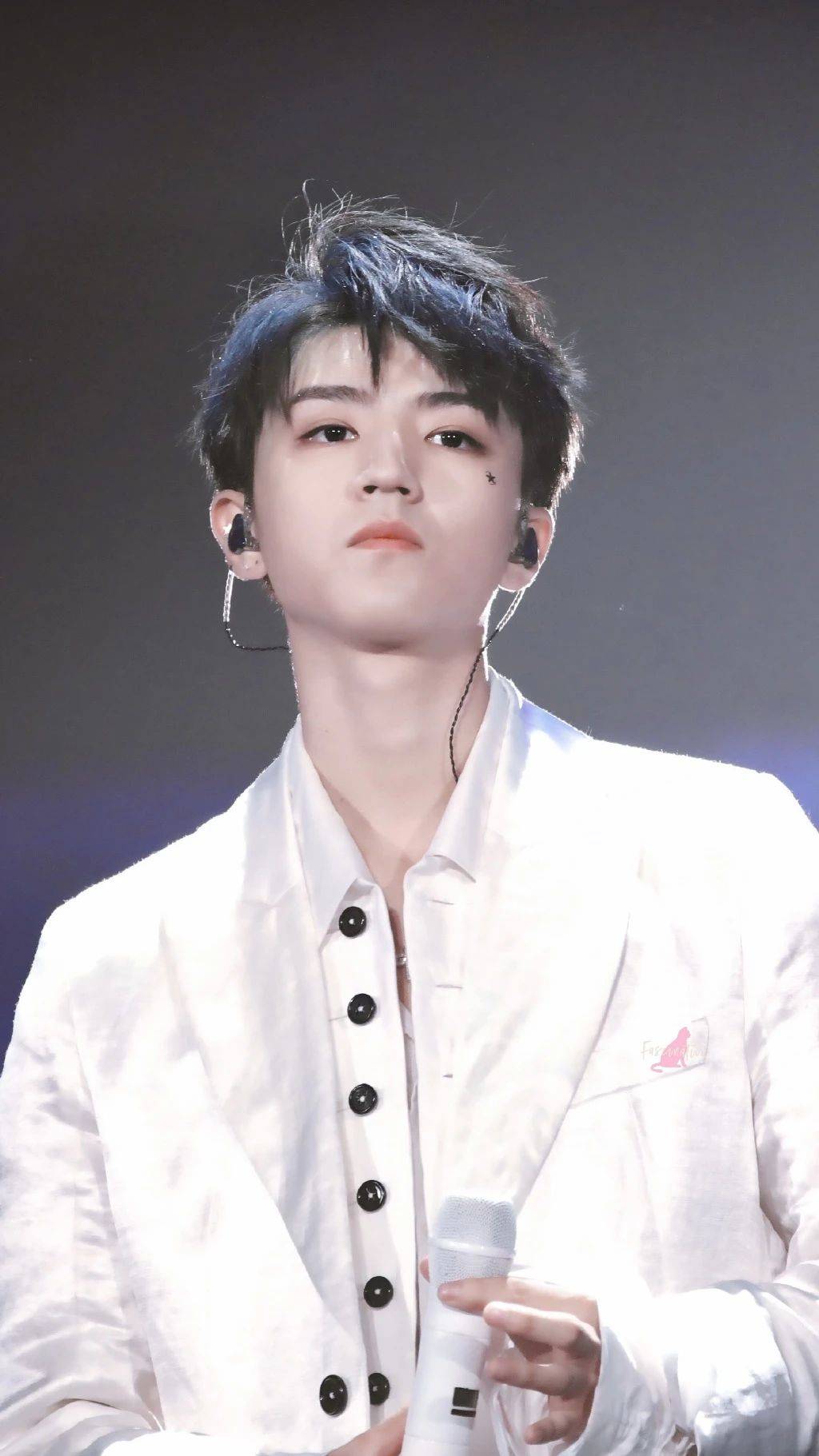 王俊凯壁纸第43期他笑起来的时候干净温和能够多次让人心动