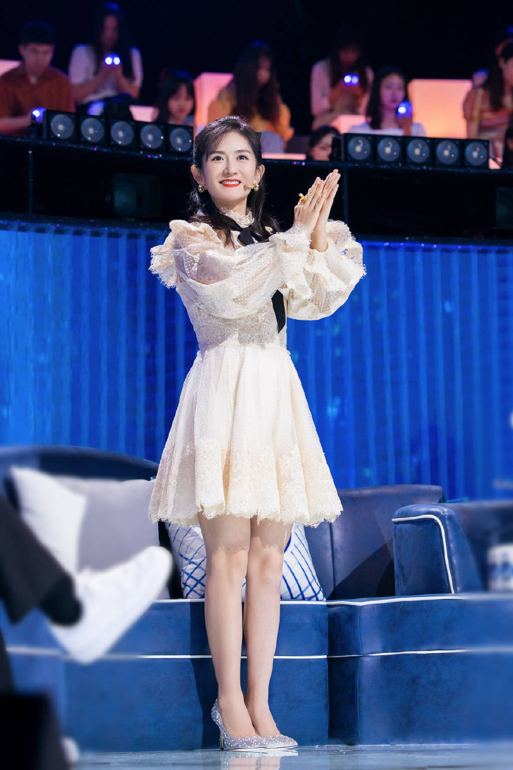 女明星保养是认真的,谢娜37岁穿蕾丝裙像少女,戴蝴蝶结更嫩了