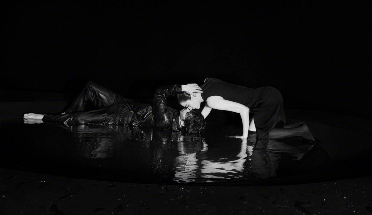 原创章宇湿身衬衫太性感,一脸胡渣和宋佳水中共舞,网友:风不平浪不静