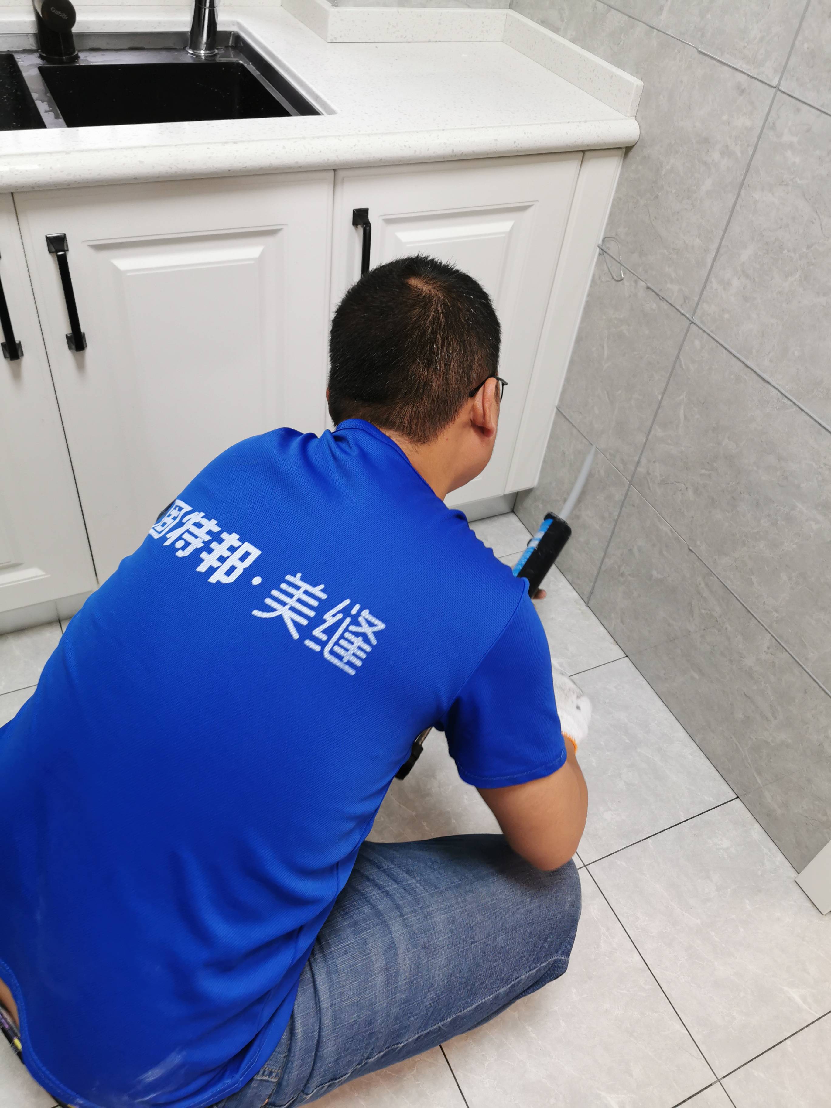 美缝施工新动态：让家居焕然一新