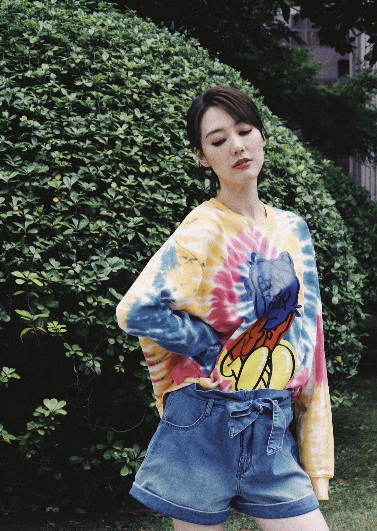 主持人王冠不上班穿得好时髦扎染卫衣配短裤随便一站就显气质