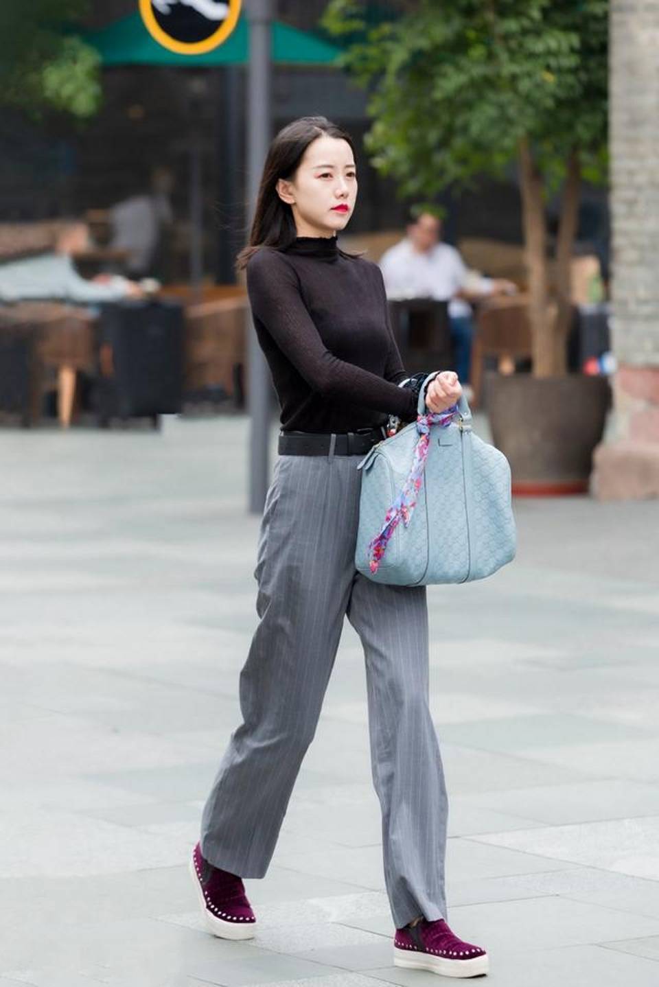 路人街拍浅色的格子裙简约不失设计感尽显落落大方的美感