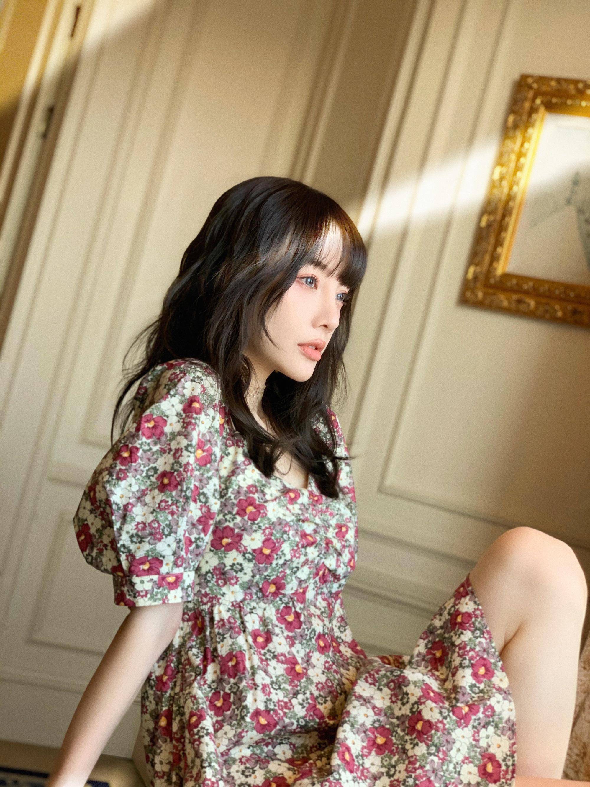 李小璐单臂抱娃挑战妈妈力,图案卫衣配短裤,竹竿腿依旧苗条