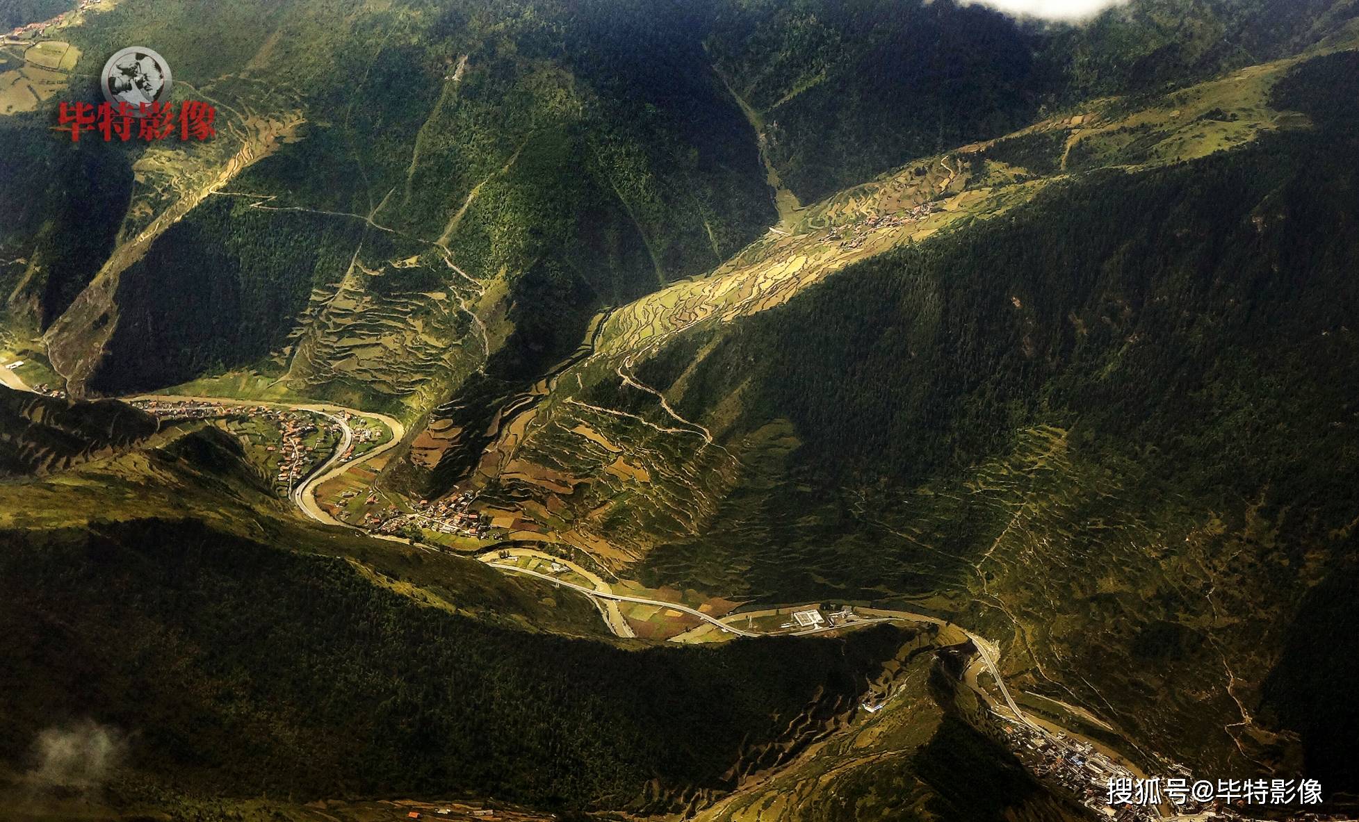 生活不缺美只要用心来发现旅行航拍鸟瞰大山里的城