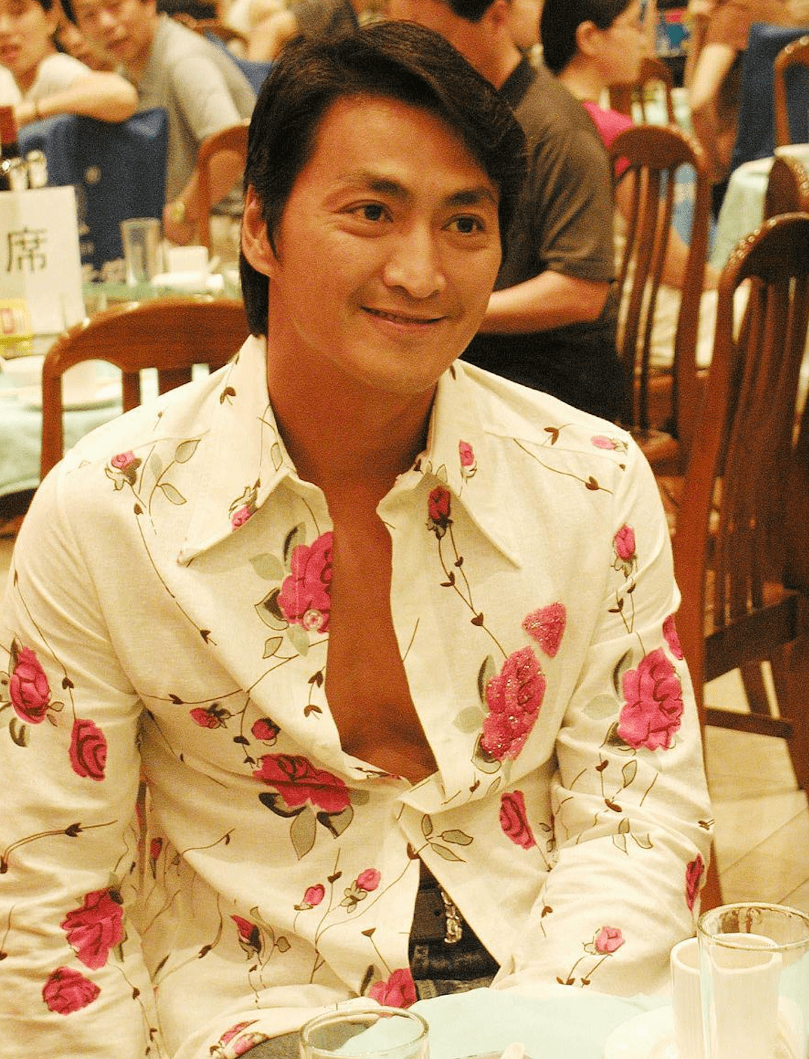 何家劲频频内地走穴捞金,60岁颜值身材极佳,转型商人身家过亿