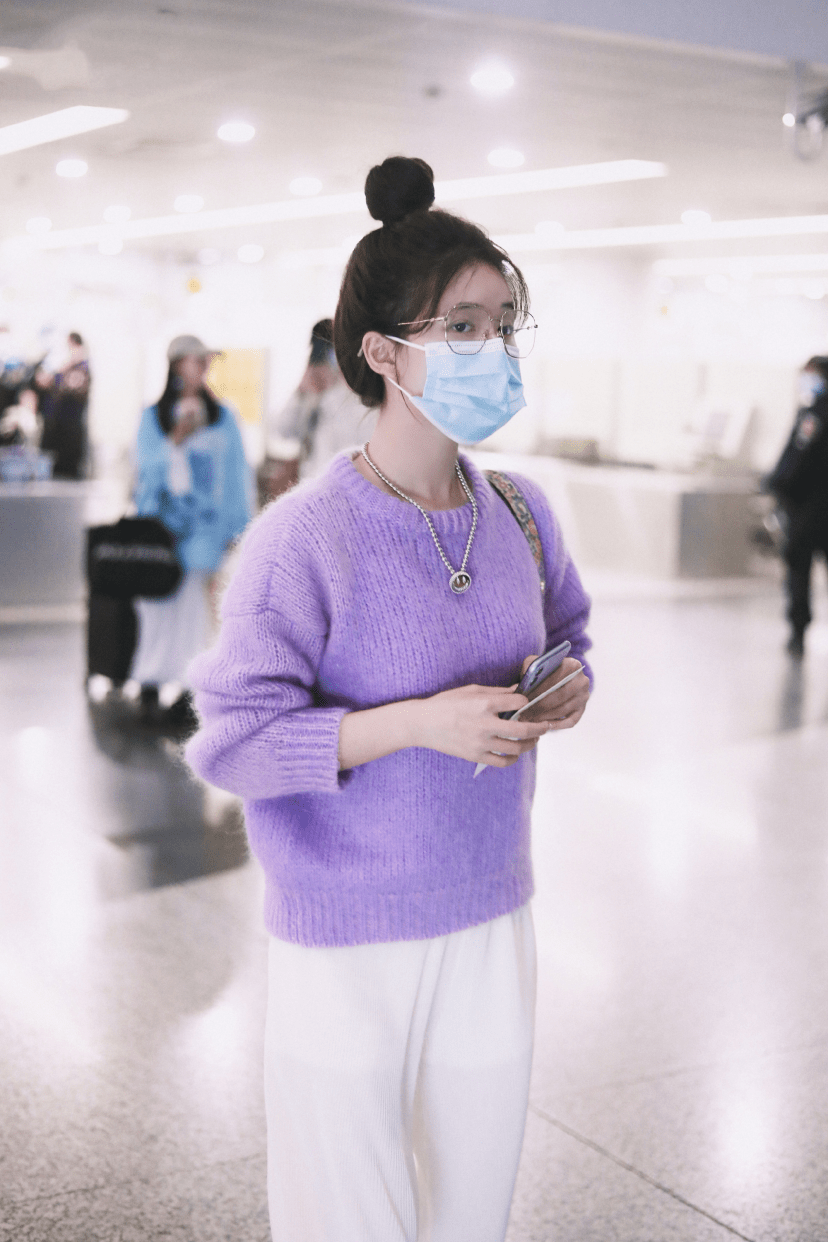 "可爱专业户"赵露思的秋季穿搭好温柔,配色柔和的针织衫,甜美