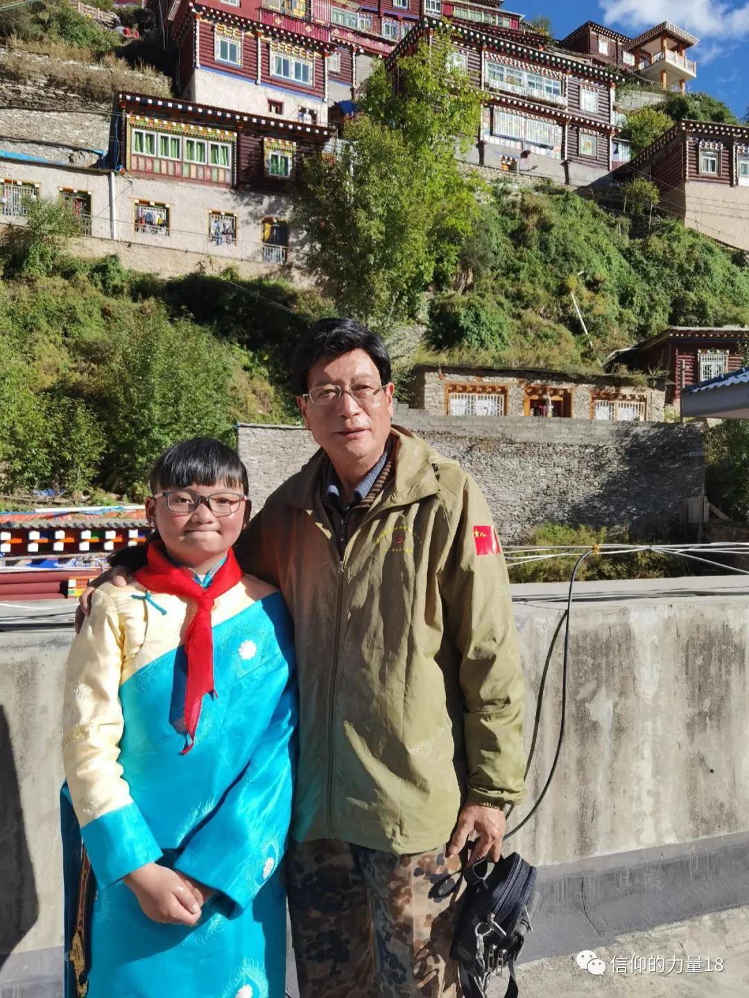缅怀先烈十八军后代重走进藏路祭拜甘孜烈士陵园