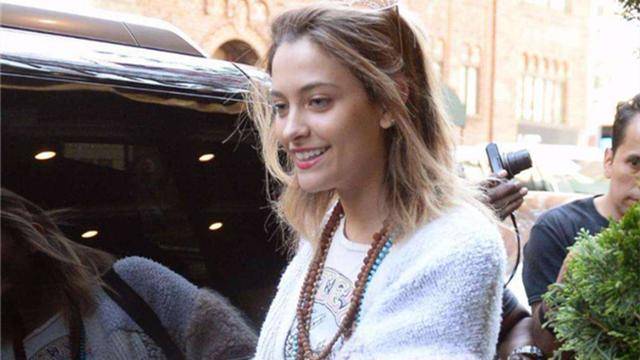 他的大儿子和女儿都是妻子黛比罗所生,因为黛比罗是白人,所以他们二人