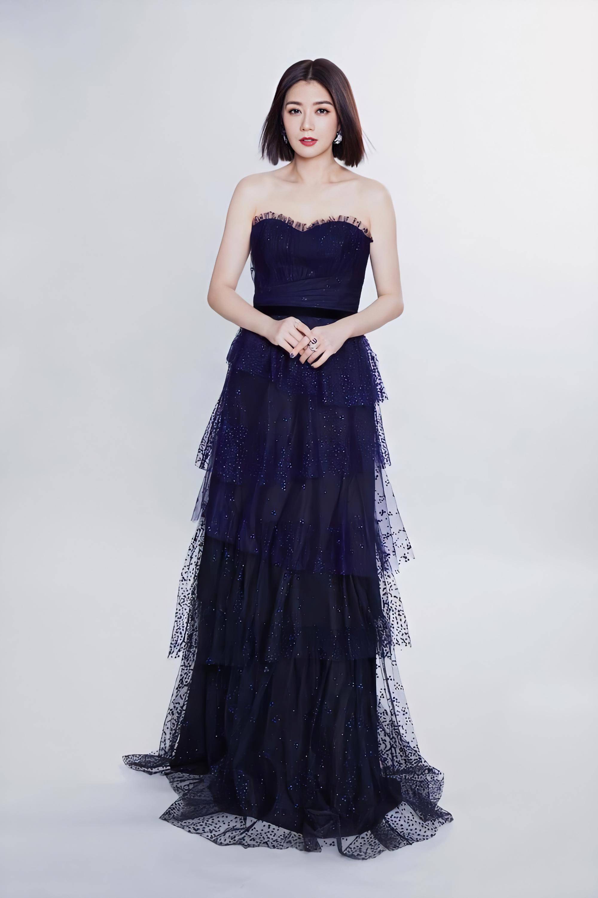 贾静雯最新造型宝蓝礼服裙配蓝宝石项链中年女性该这样搭配