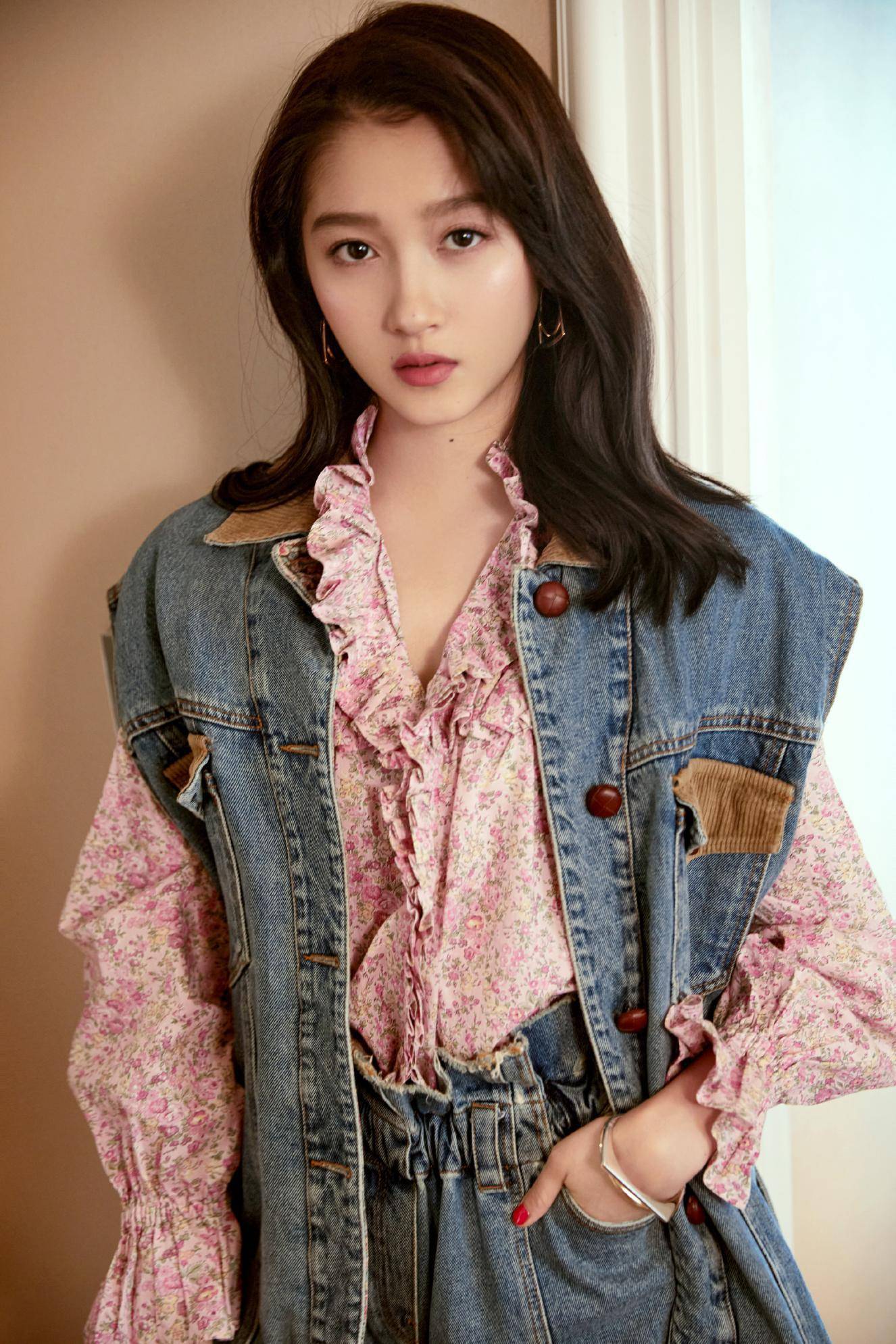 原创关晓彤越穿越好看黑白连衣裙搭配白丝袜满满都是法式风情