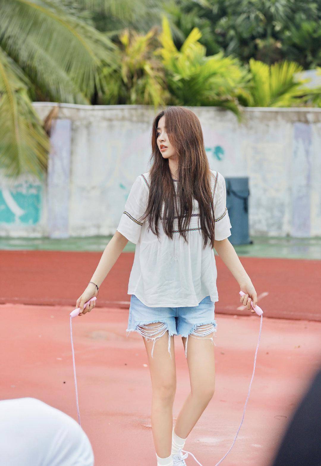 金子涵登上《蒙面舞王》,小a裙背后大蝴蝶结别致