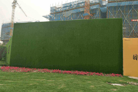 建筑工地里用仿真草坪的好处在哪?