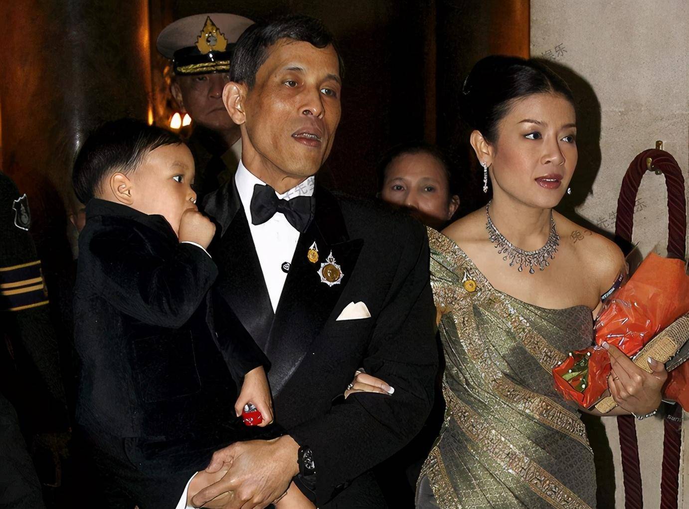 原创68岁泰王的三王子相貌英俊没遗传朝天鼻香肠嘴比提帮功出息