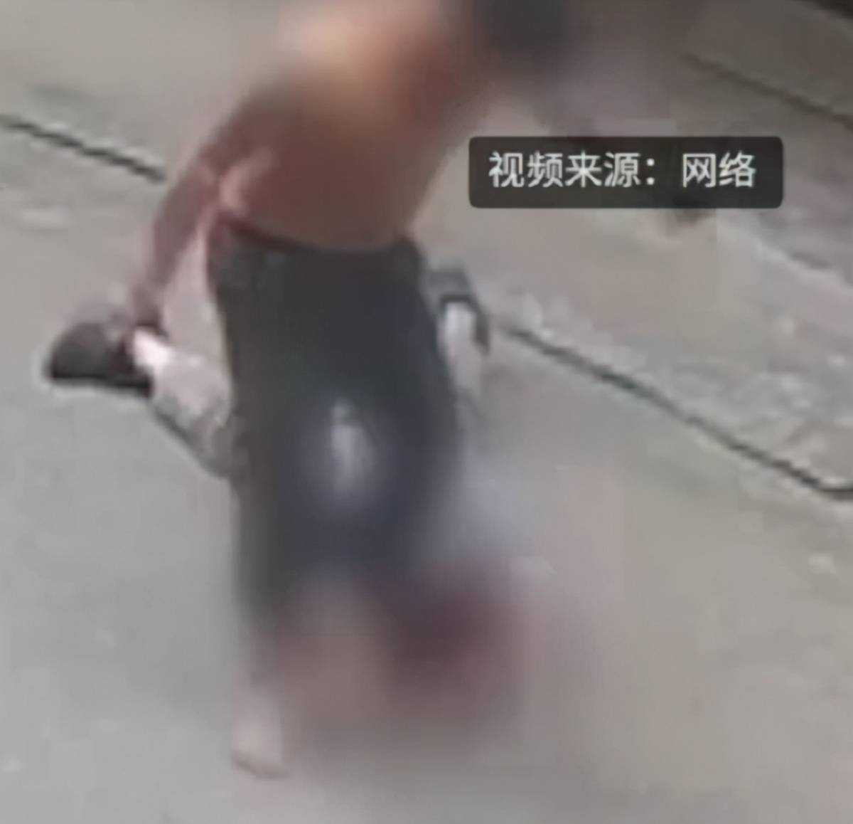 老人 广西一男子当街暴打老人，猛踹老人头部，老人绝望喊救命