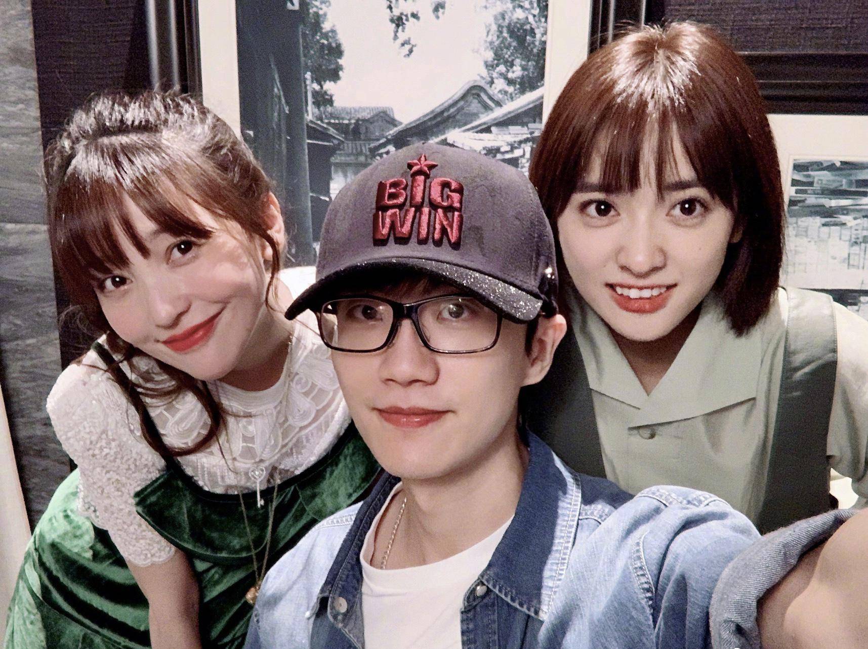 近40岁金莎吊带裙上身和21岁沈月合影网友评像同龄人