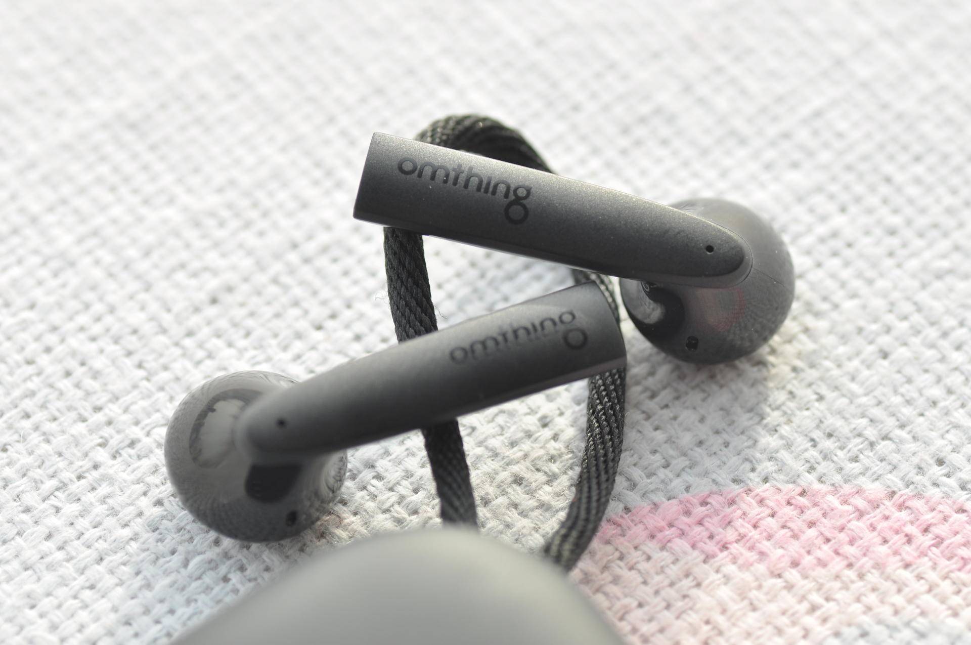 蓝牙耳机采用了半入耳式设计,相比于入耳式耳机少了恼人的听诊器效果