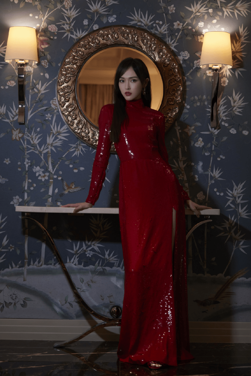 难怪网友喜欢唐嫣演的紫萱!御姐范穿搭果然更适合她,红唇气场强