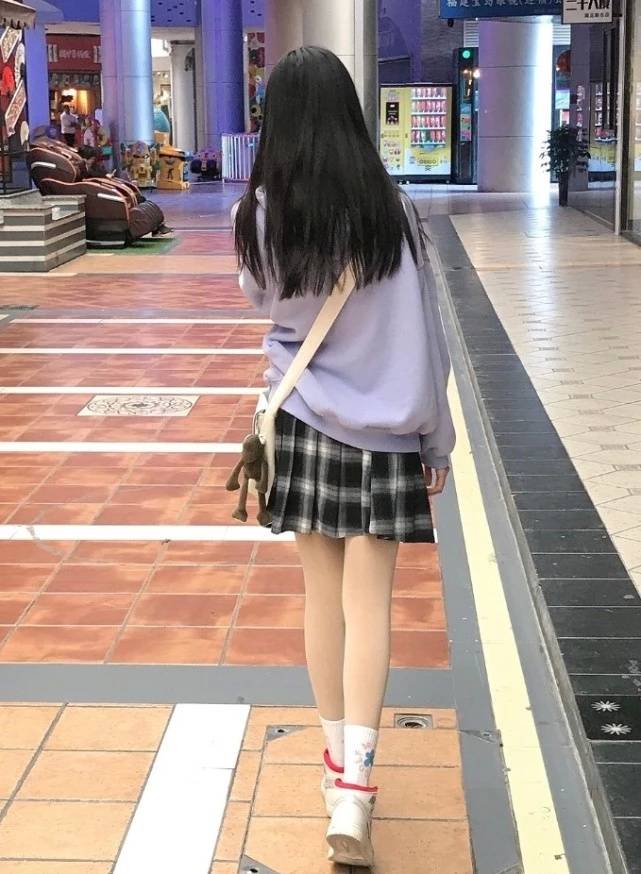 小李慧珍野蛮式长大,才14岁就有1米7,穿校服裤只到小腿!