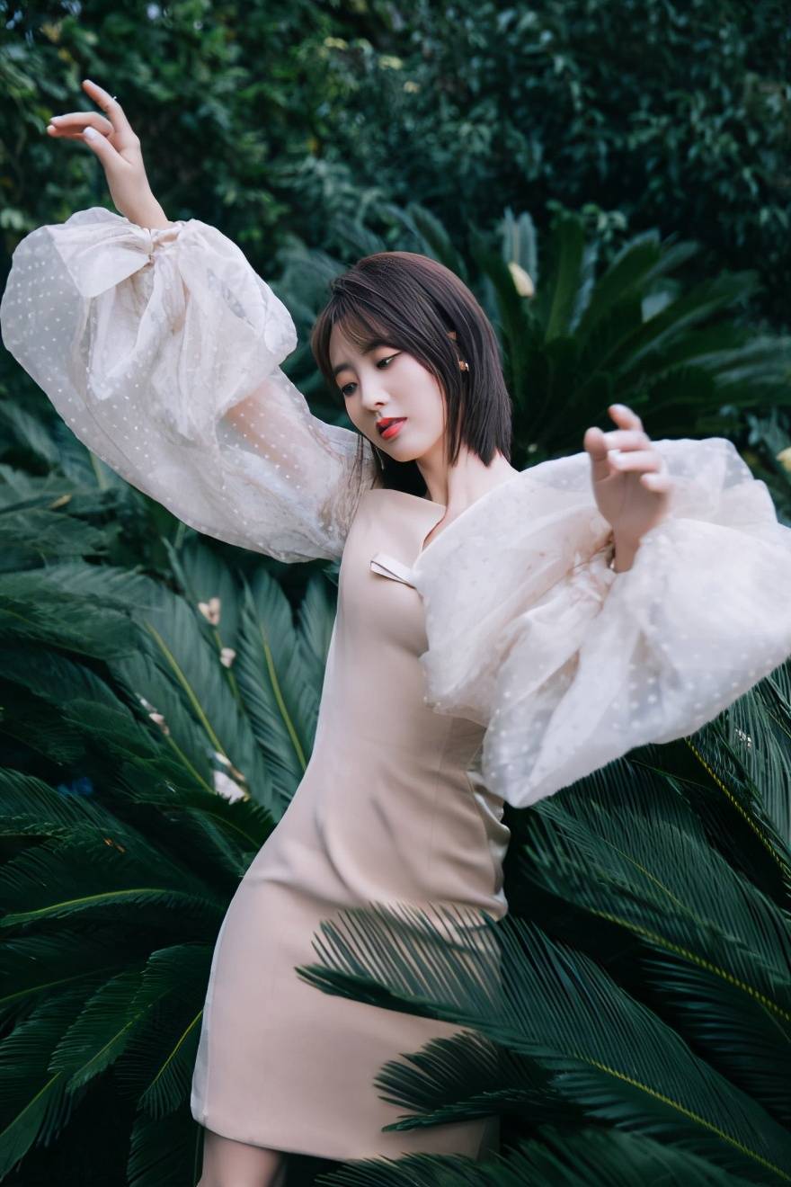 邢菲活动造型美成仙一袭香槟泡泡袖礼裙效果梦幻浪漫名门泽佳