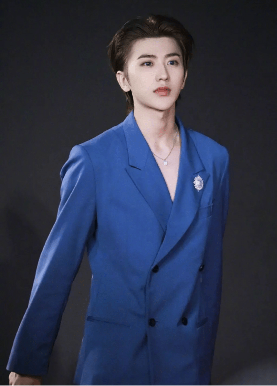蔡徐坤一袭蓝色西装和大背头发型,演绎复古经典风,高级又矜贵!