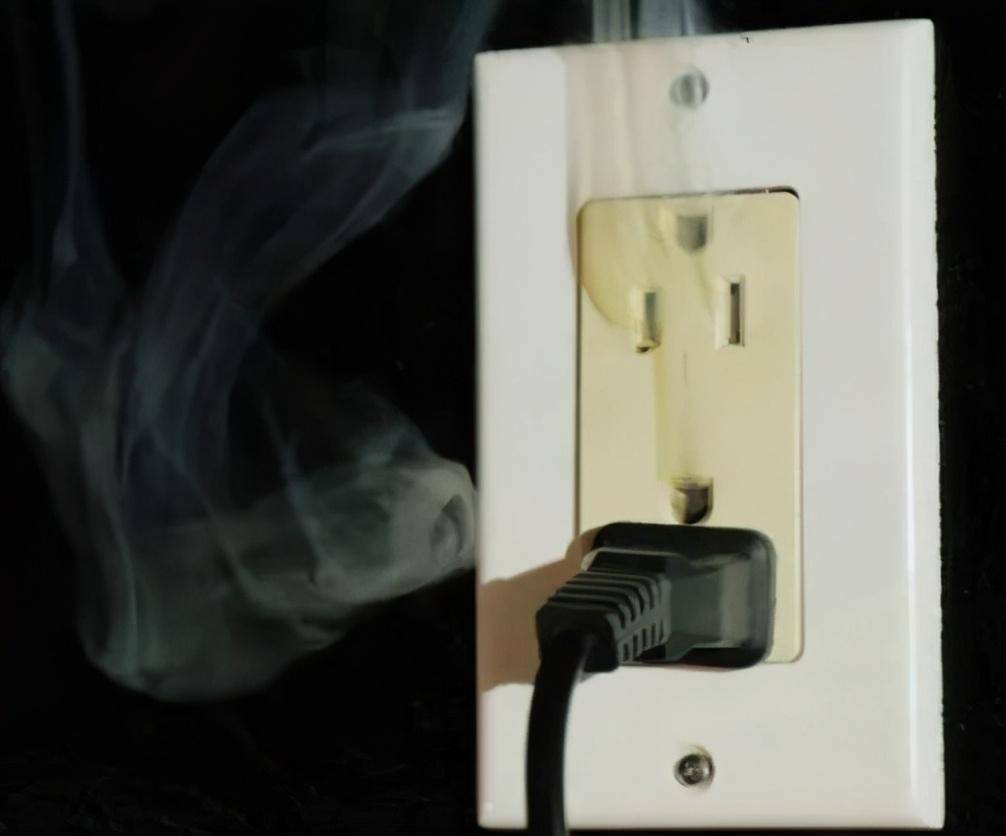 插座冒烟的原因及解决办法