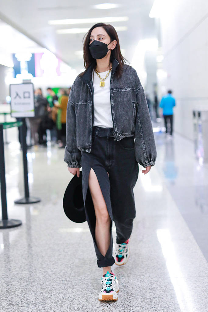 郑希怡穿"中空"破洞裤巧秀美腿 拎礼帽时髦有范