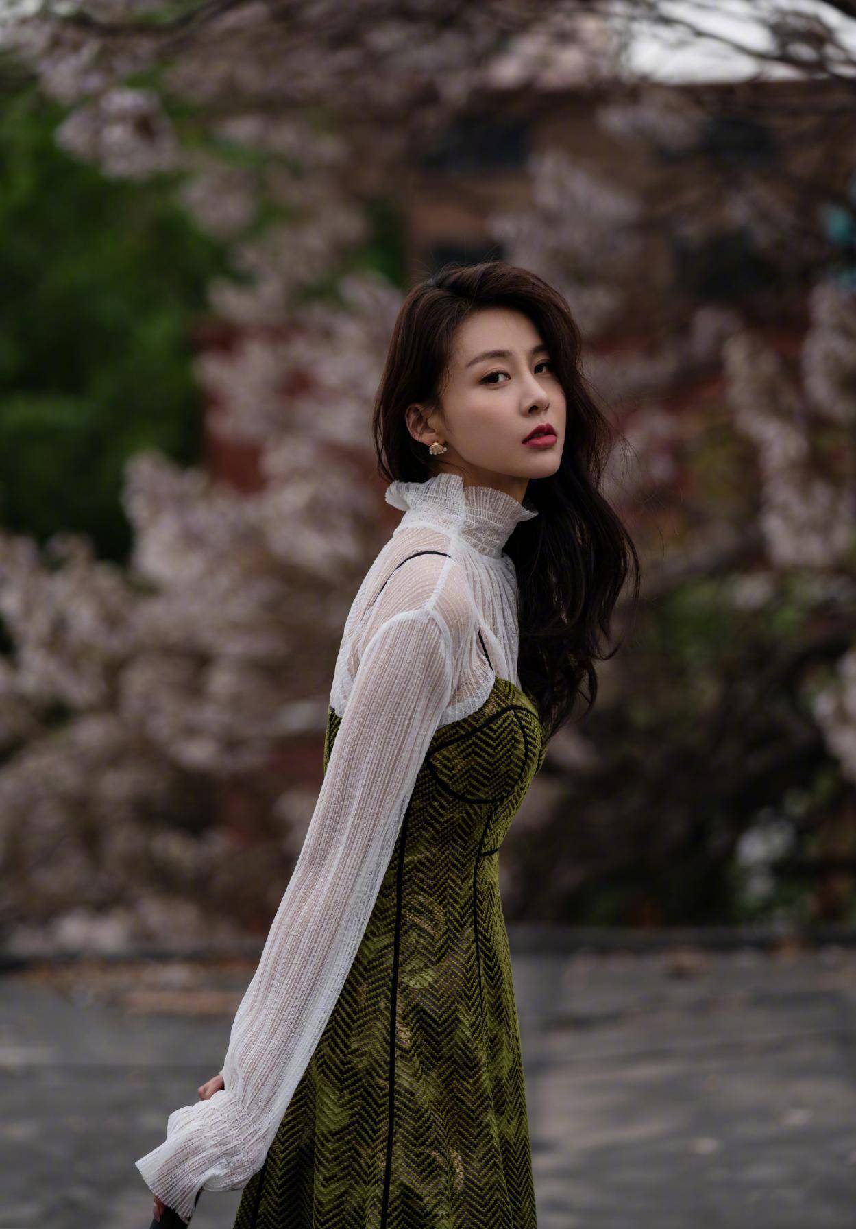 原创贾青美出了新境界明艳红色连衣裙优雅动人秀出凸凹有致好身材