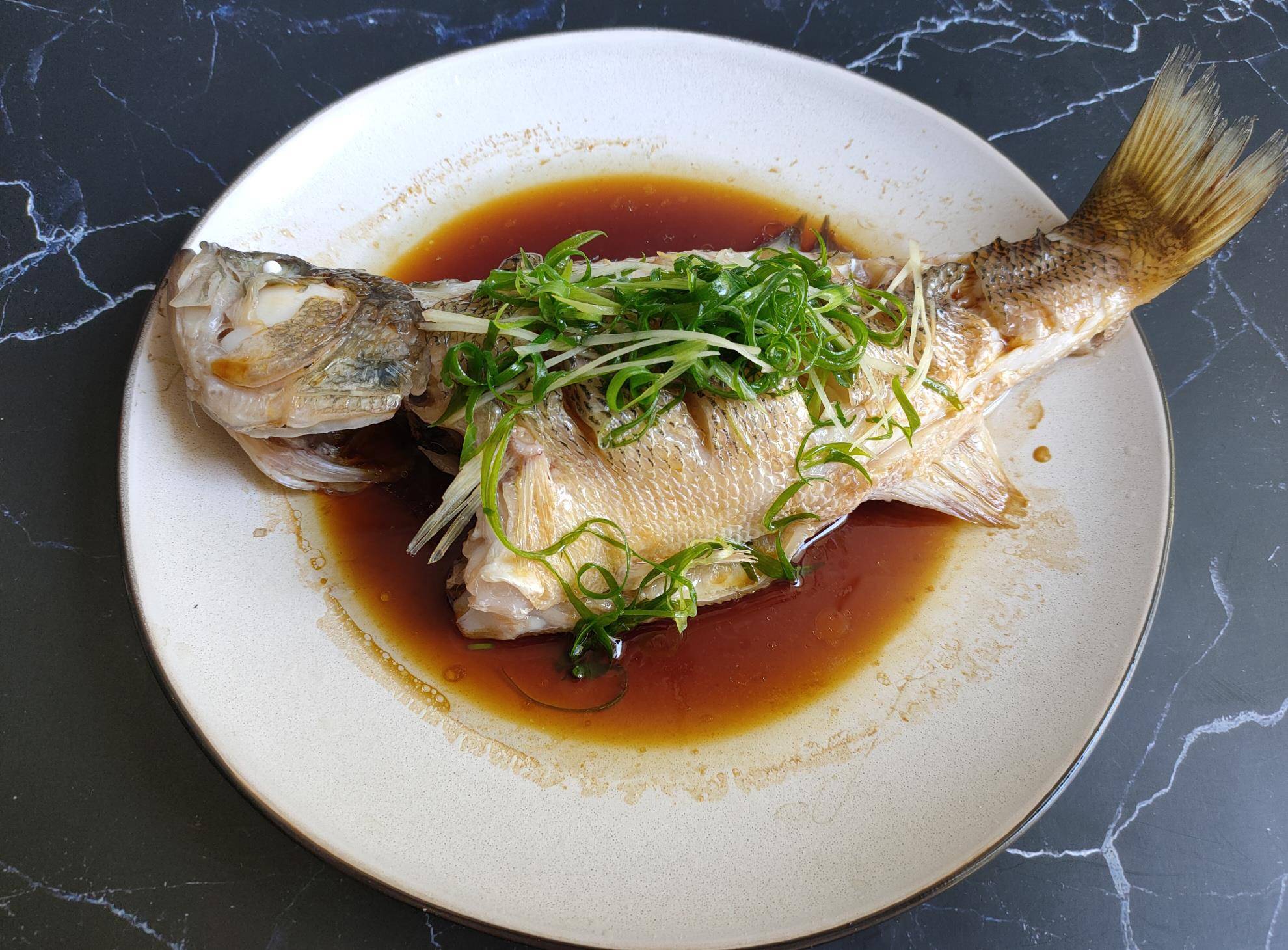 做清蒸鱼,可不是直接上锅蒸那么简单,掌握几个技巧,一次就成功_鱼肉