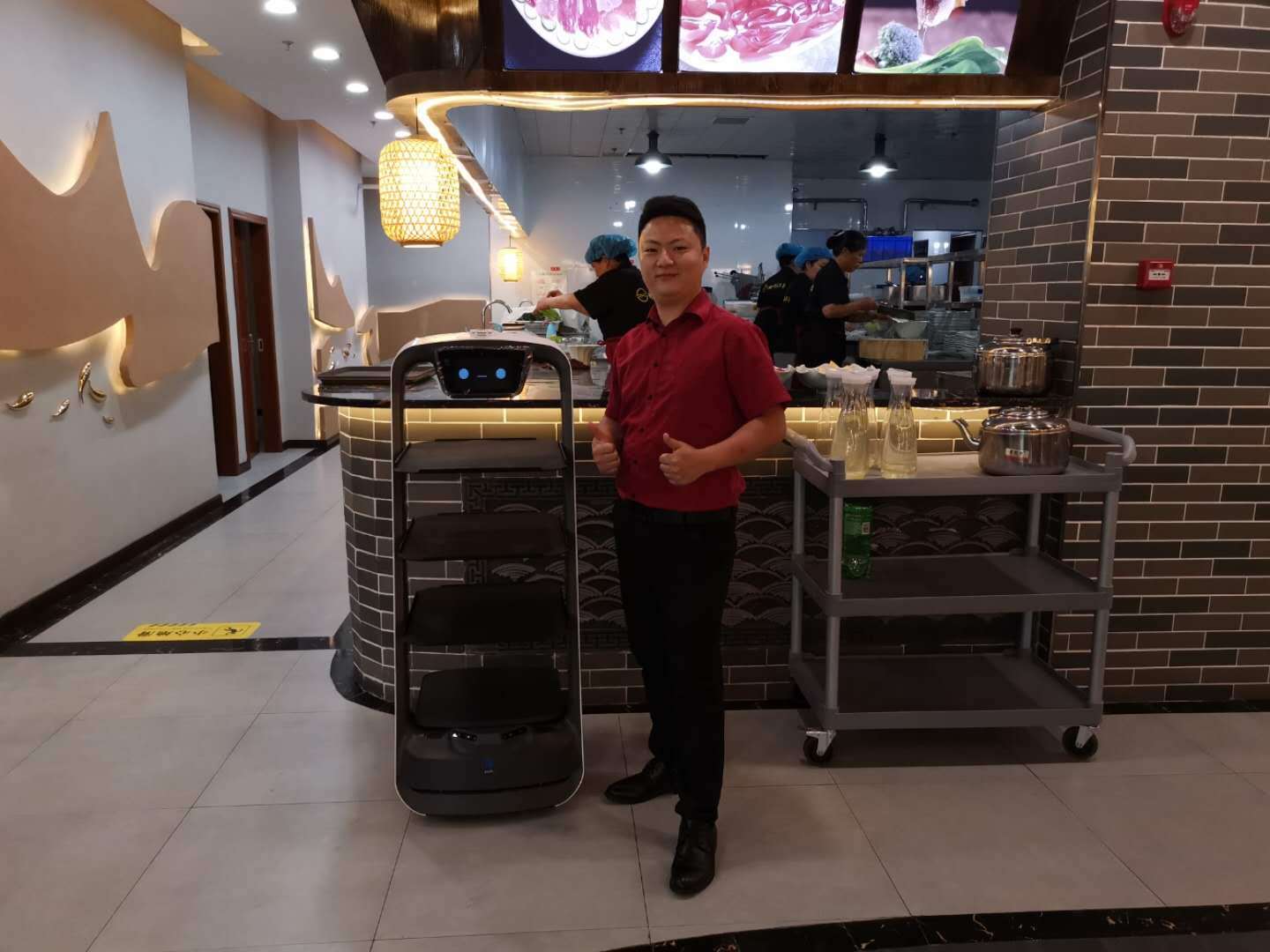 机器人成了"传菜员",餐厅还需要服务员吗?-送餐机器人