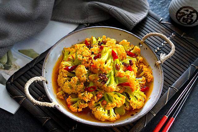 大厨爆炒花菜从不直接下锅,记住3个小窍门,味道准好吃,快试试