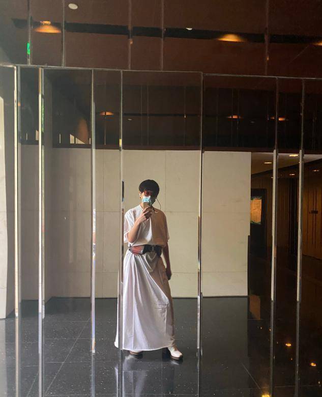 姜思达潮到失控大胆挑战露背长裙搭配蓝色眼影超有个性