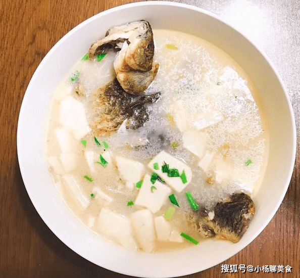 煮鯽魚湯時直接加熱水是錯的多做一步魚湯更鮮美無腥味