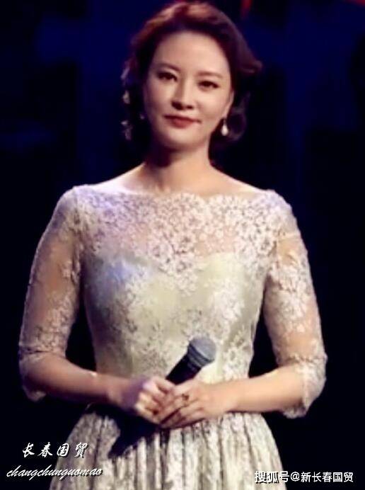 43岁央视主持人刘芳菲近照曝光,端庄优雅知性大方风采依旧