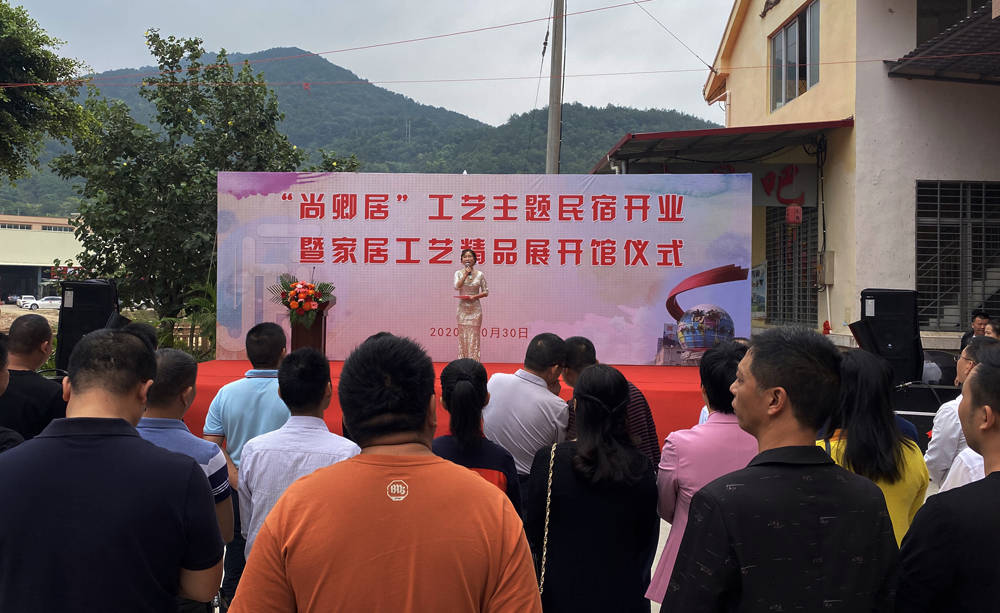 尚卿乡党委书记赵金忠,人大主任陈赫森,乡长高显达及尚卿乡的藤铁工艺