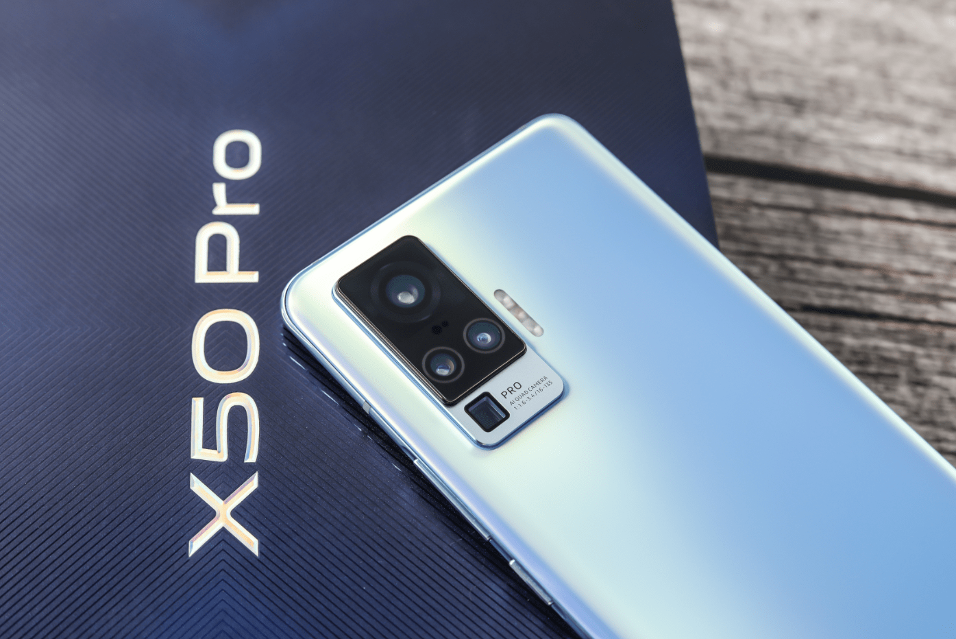 在外觀驚豔的同時,vivo x50 pro影像配置也十分強大.