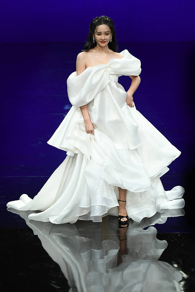 海陆穿白色礼服走秀 香肩性感造型华丽似新娘