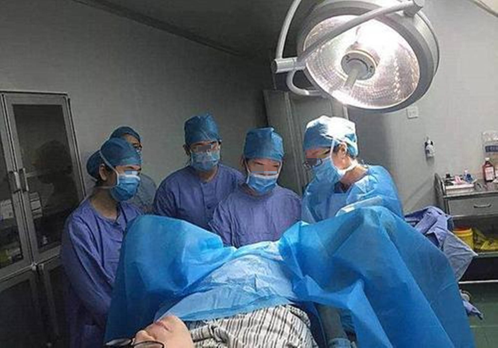 分娩时围满实习医生观摩学习产妇感觉自己就像个猴