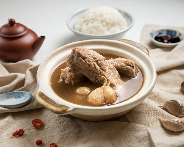 不难看出,两句歌词上下呼应,泰国的"咖喱",新加坡的"肉骨茶",印尼的"
