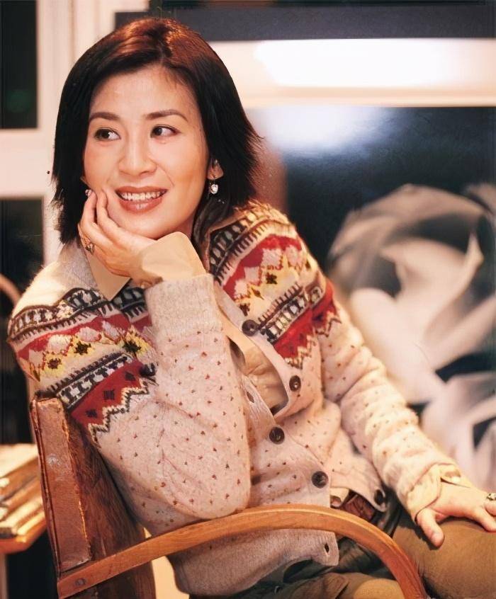 55岁吴君如有阔太范了针织衫搭珍珠项链优雅贵气照穿显气质