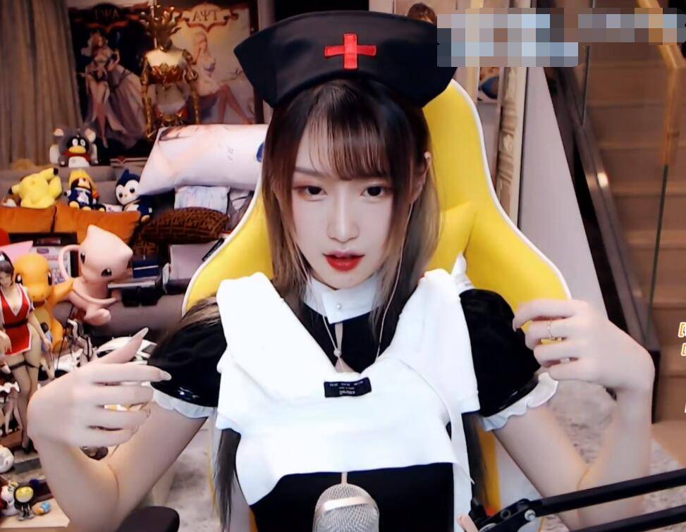 原创腐团儿cos整新活,开播5分钟引来火箭加超管,10分钟被警告了两次