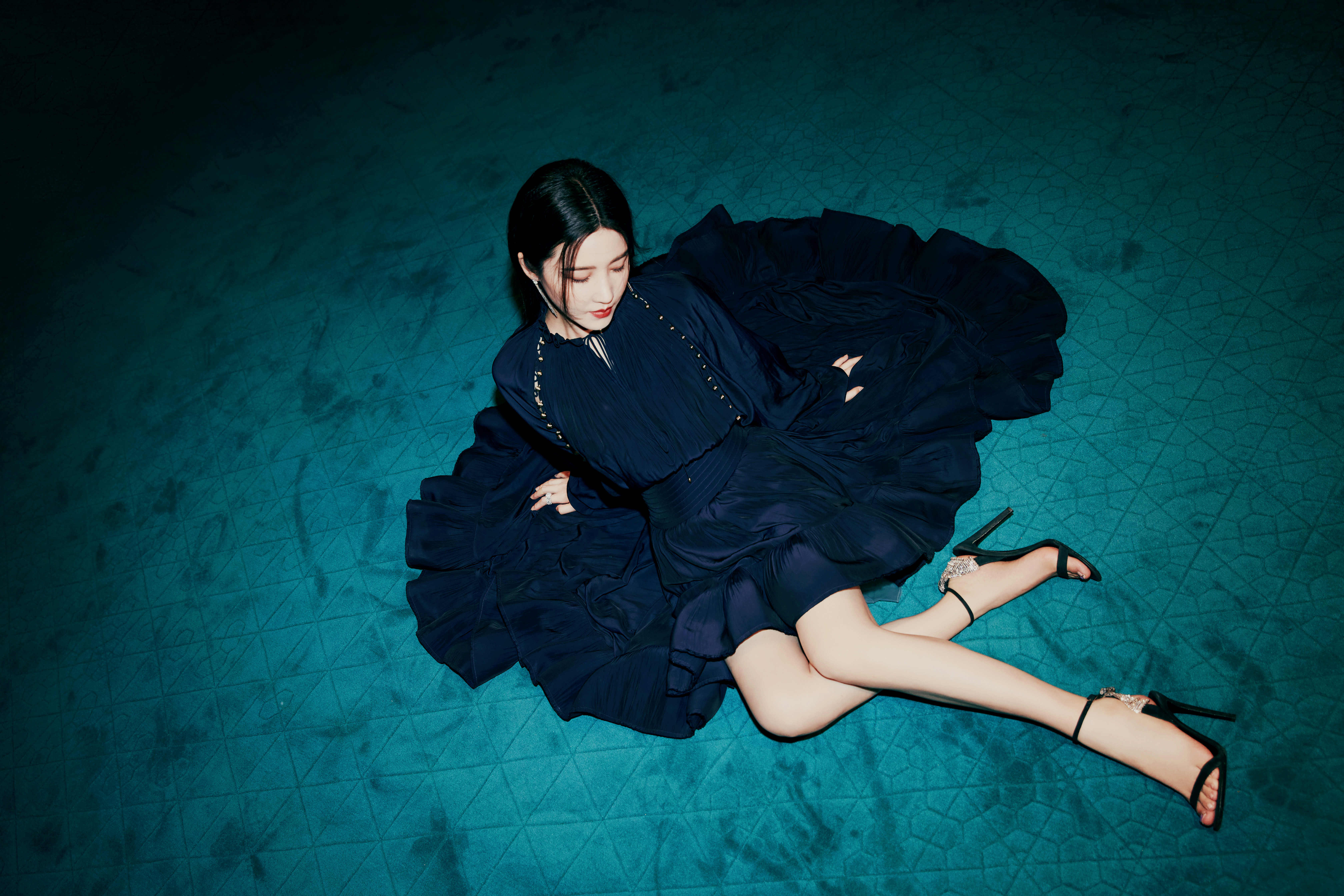 杨子姗亮相第七届重庆青年电影展闭幕式红毯及颁奖典礼,身着蓝色花边