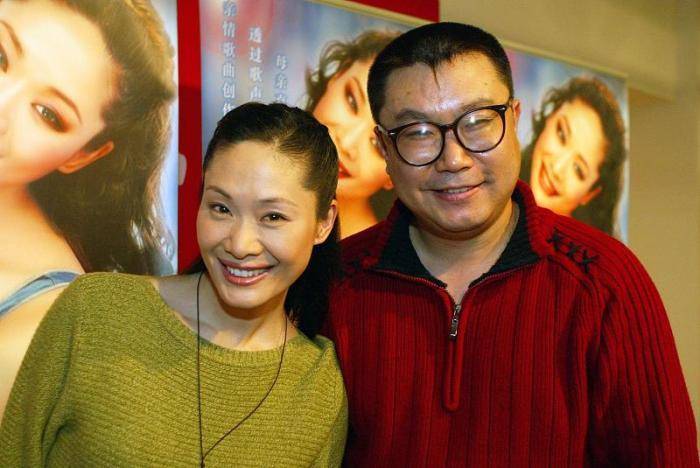 她是国家一级演员,54岁风韵依旧,二婚丈夫一言难尽,女儿太漂亮