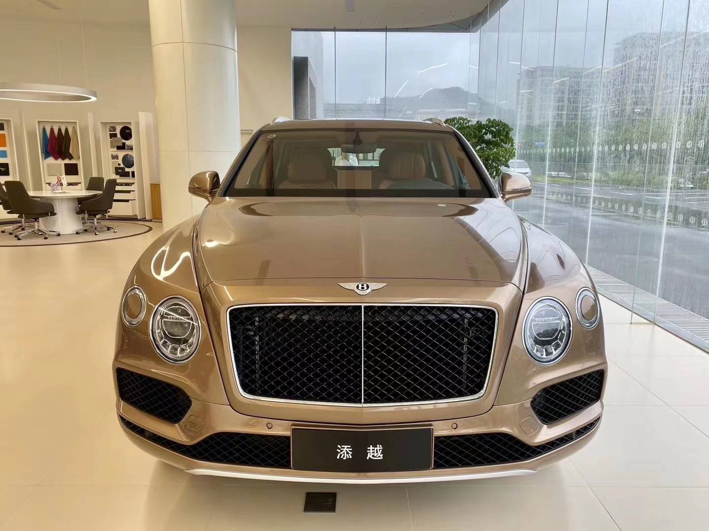 天津港2020新款宾利添越 引领时尚贵族气质