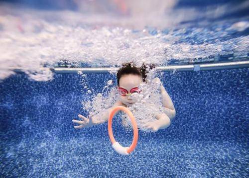 原创婴儿带脖圈游泳溺亡别再用孩子的生命去交智商税