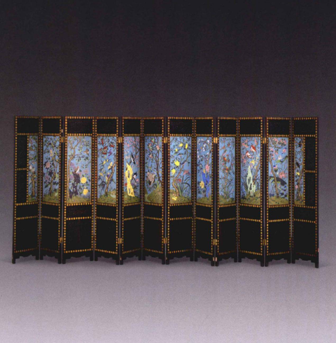 掐丝珐琅十二扇屏风,制作精细,工艺考究,堪称乾隆朝的优秀作品