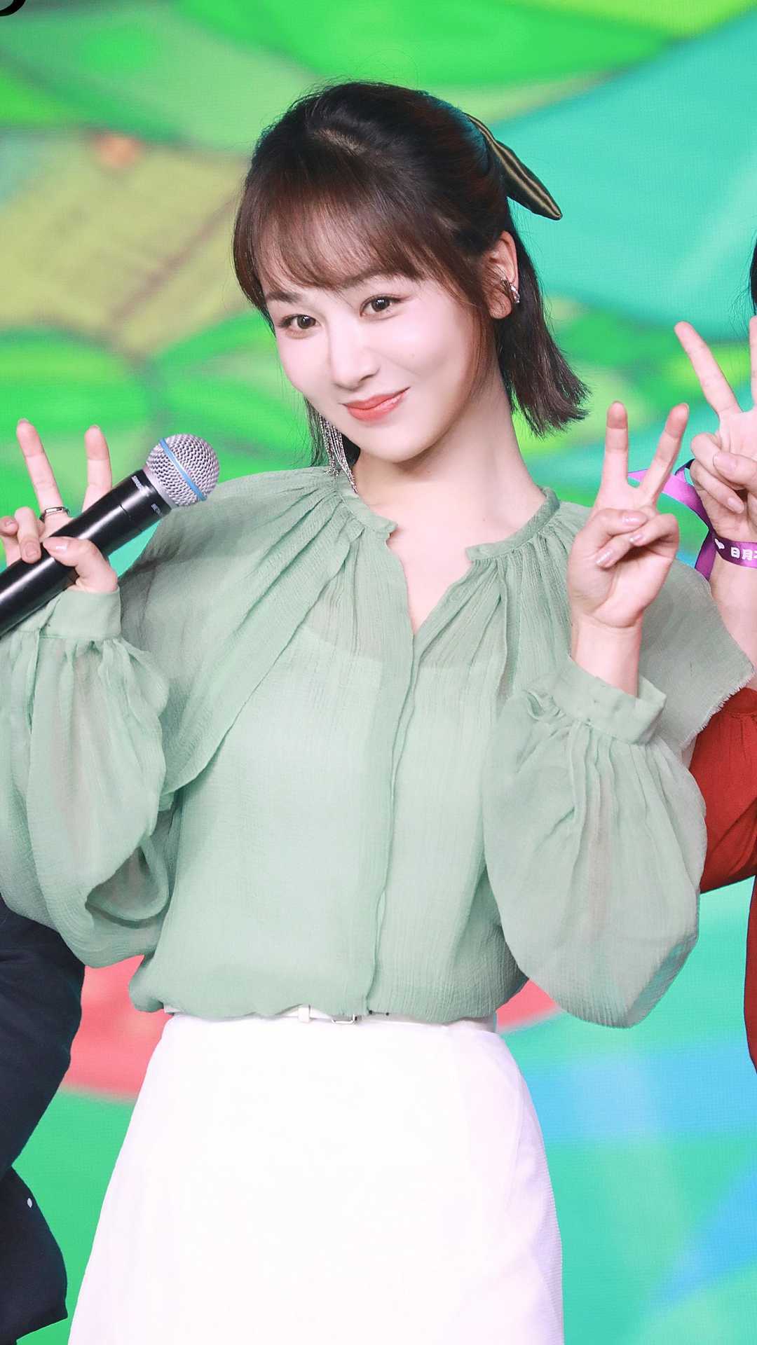 原创杨紫穿绿色好清纯,绿色衬衫配白色半身裙清新甜美,少女感十足