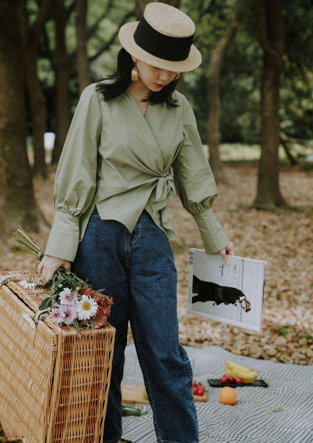 三木的夏日高级穿搭来啦淡淡的军绿色衬衫配牛仔裤清爽又时髦