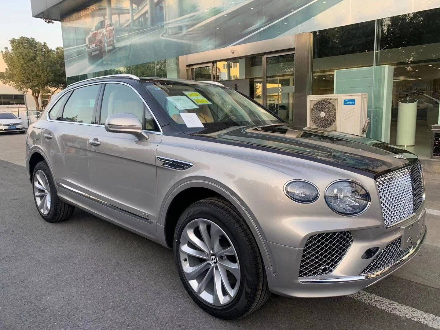 新款宾利添越suv亮相!双色车身 6.0t,加速4.1秒,比卡宴还帅气